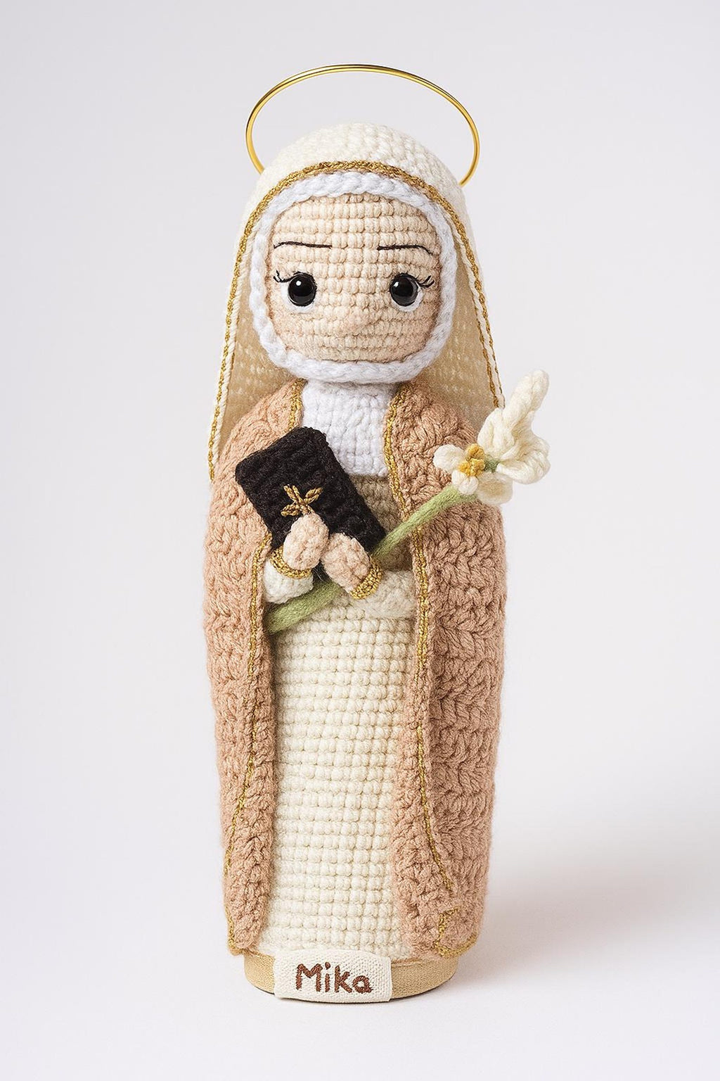 Gehäkelte Katharina-von-Siena-Puppe – Ansicht 2 – Maschenblüte