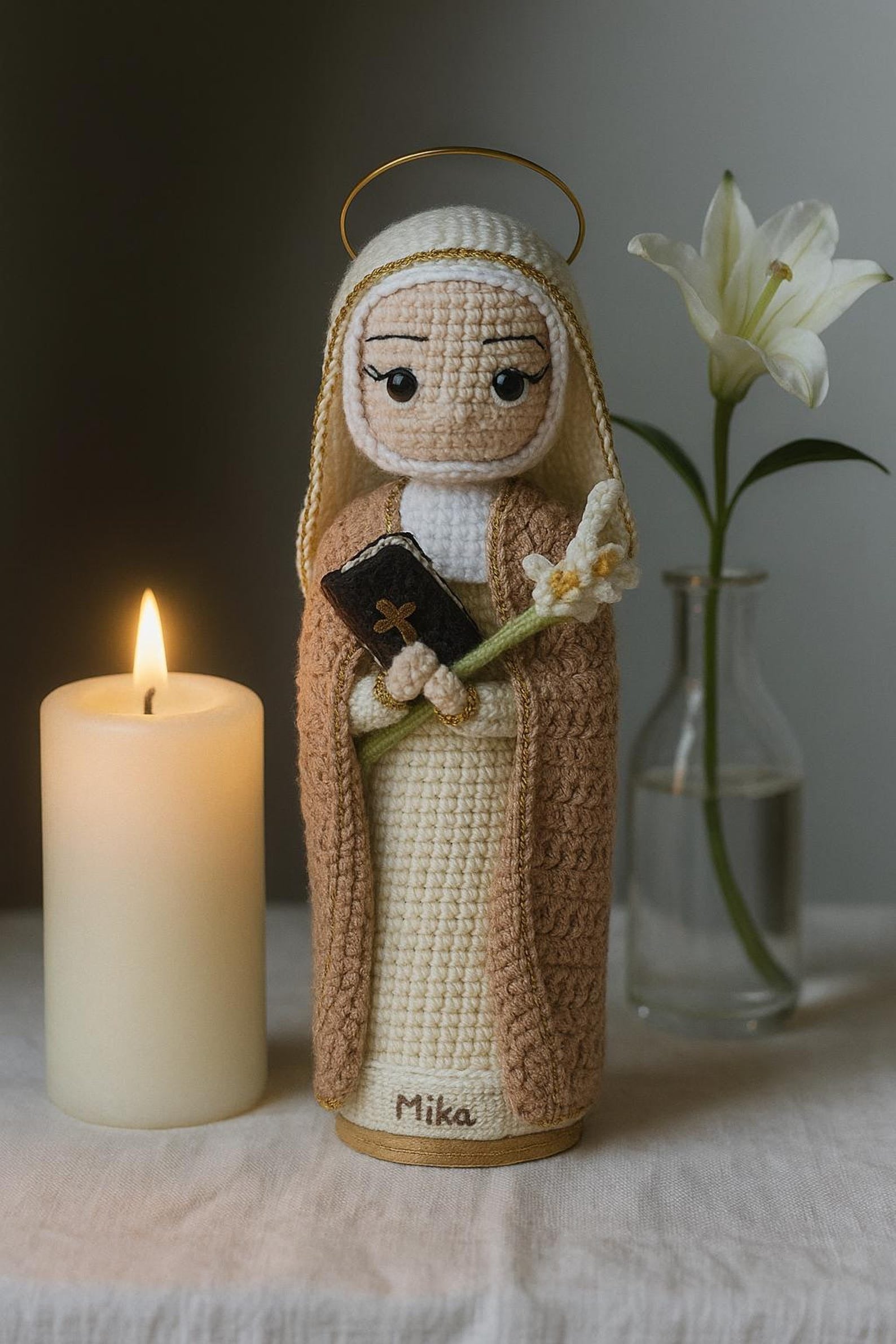 Gehäkelte Katharina-von-Siena-Puppe – Ansicht 6 – Maschenblüte