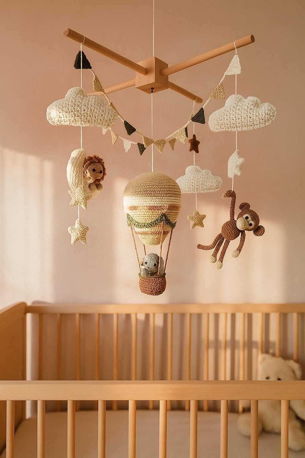 Gehäkeltes Baby-Mobile mit Tieren und Sternen – Ansicht 2 – Maschenblüte