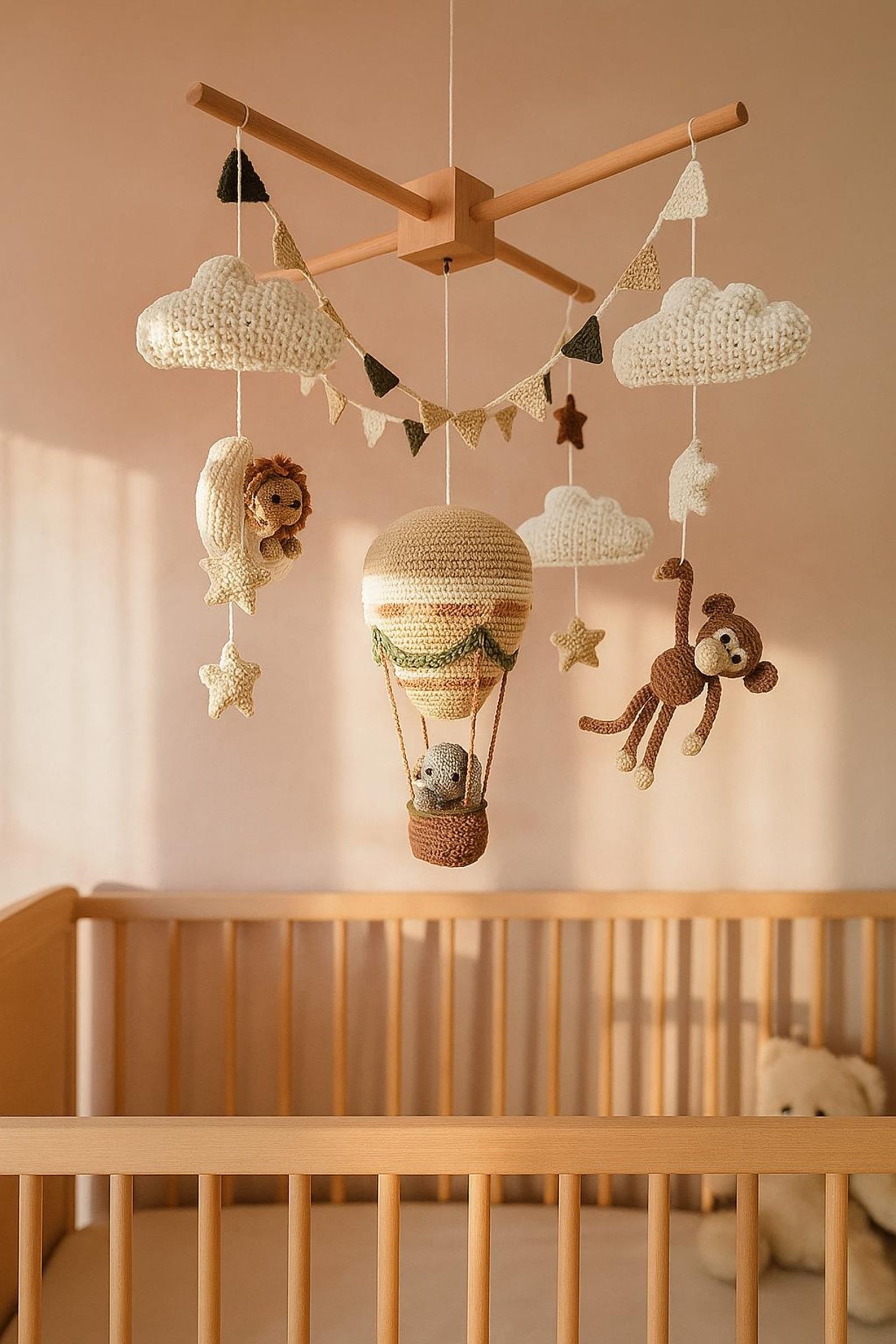 Gehäkeltes Baby-Mobile mit Tieren und Sternen – Ansicht 2 – Maschenblüte