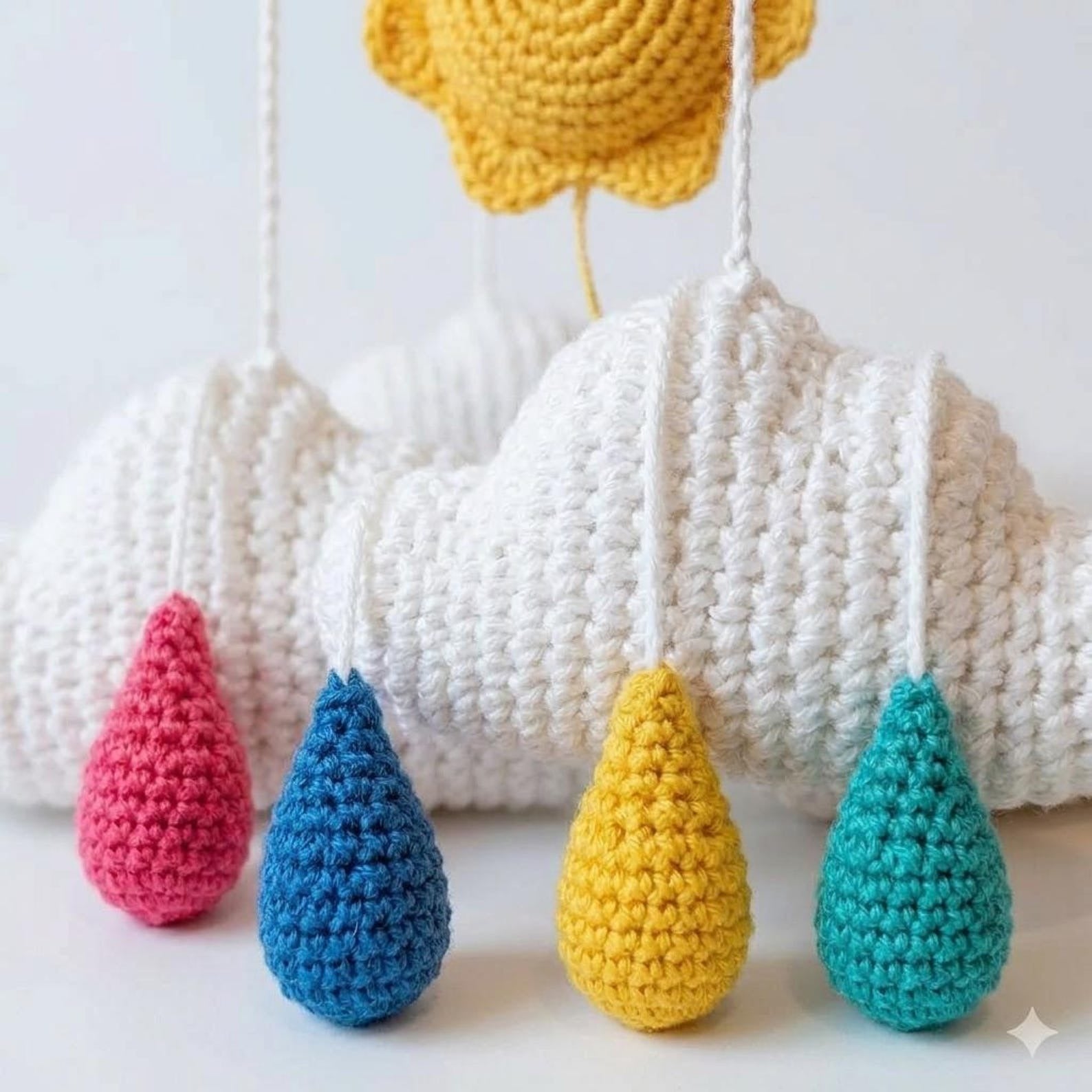 Gehäkeltes Baby-Mobile mit Wolken, Regentropfen und Regenbogen – Ansicht 2 – Maschenblüte