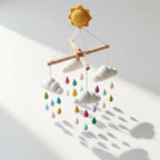 Gehäkeltes Baby-Mobile mit Wolken, Regentropfen und Regenbogen – Ansicht 4 – Maschenblüte
