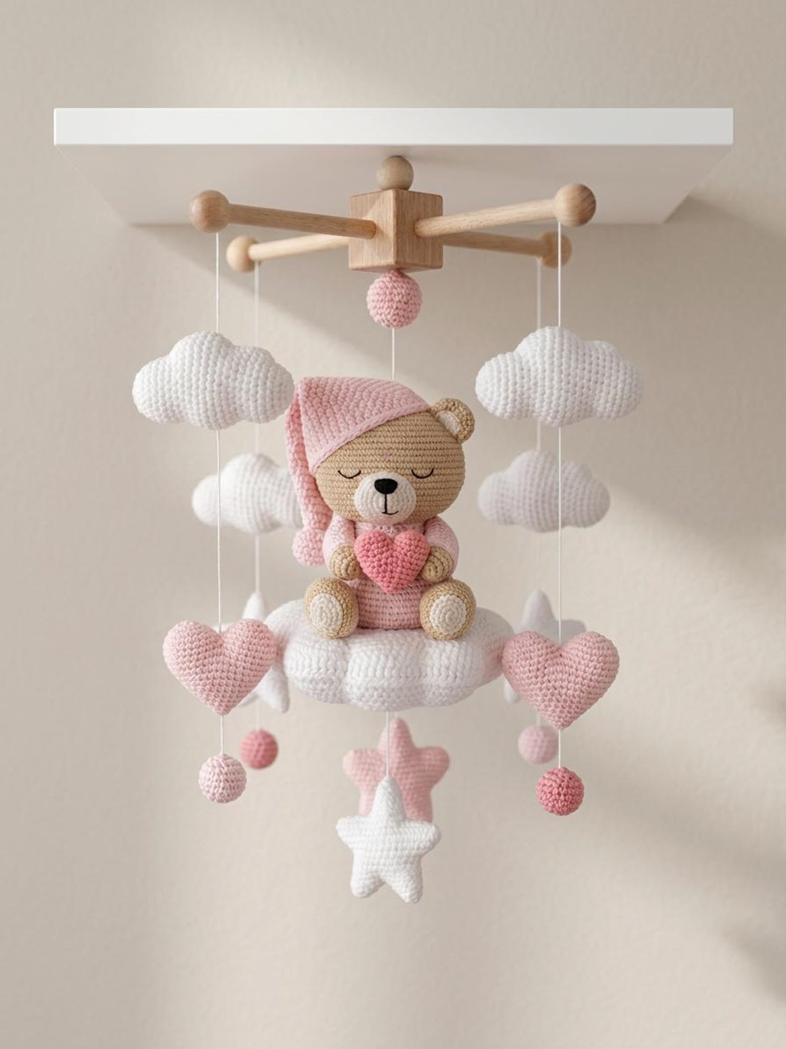 Gehäkeltes Baby-Mobile mit schlafendem Bär – Ansicht 4 – Maschenblüte