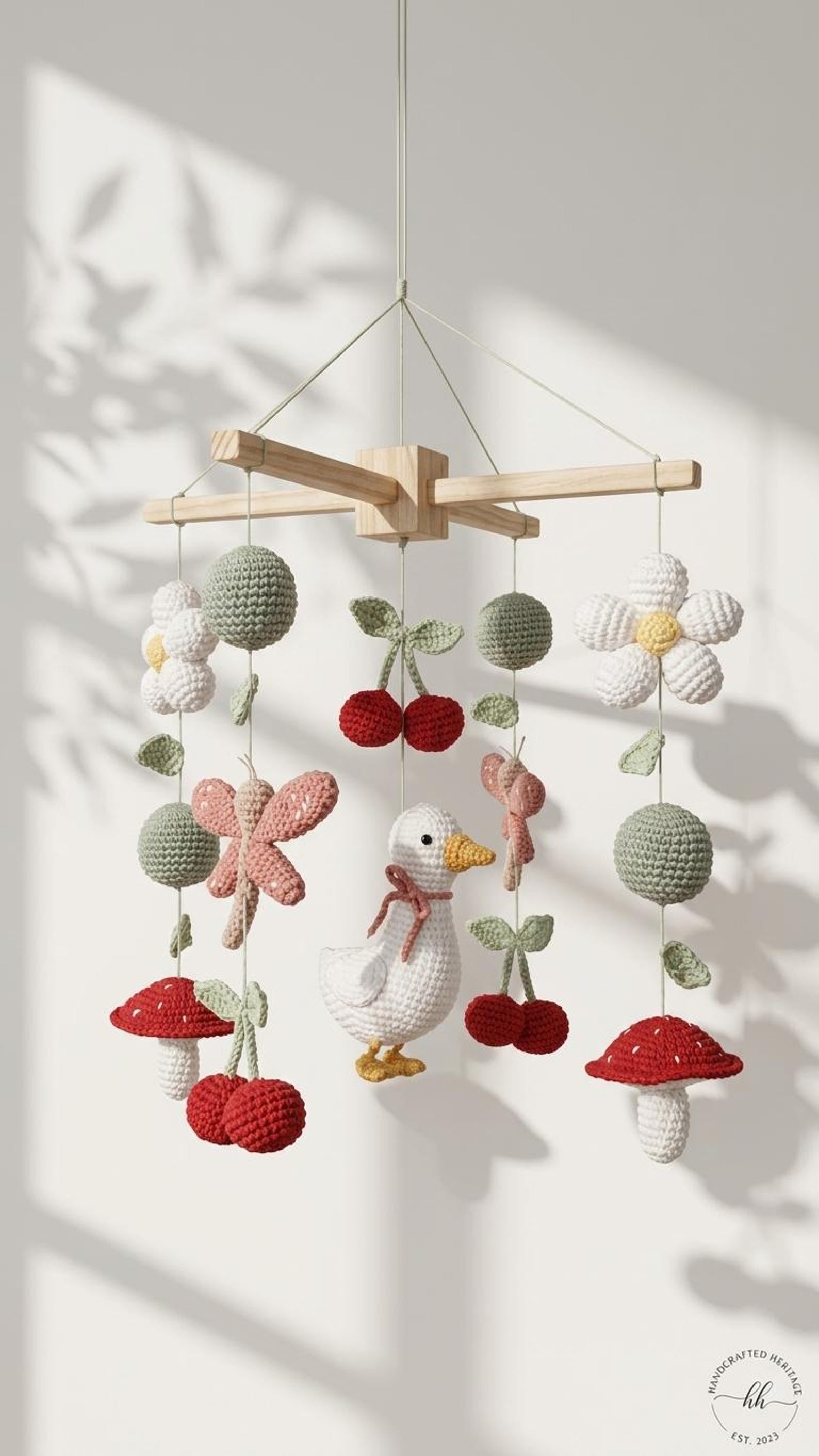 Gehäkeltes Baby-Mobile mit Ente, Pilz und Blüten – Ansicht 1 – Maschenblüte