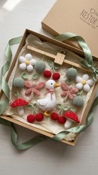 Gehäkeltes Baby-Mobile mit Ente, Pilz und Blüten – Ansicht 4 – Maschenblüte