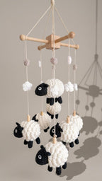 Gehäkeltes Baby-Mobile mit Schäfchen – Ansicht 2 – Maschenblüte