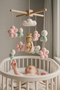 Gehäkeltes Baby-Mobile mit Marienfigur und Blumen – Ansicht 1 – Maschenblüte
