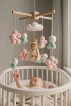 Gehäkeltes Baby-Mobile mit Marienfigur und Blumen – Ansicht 1 – Maschenblüte