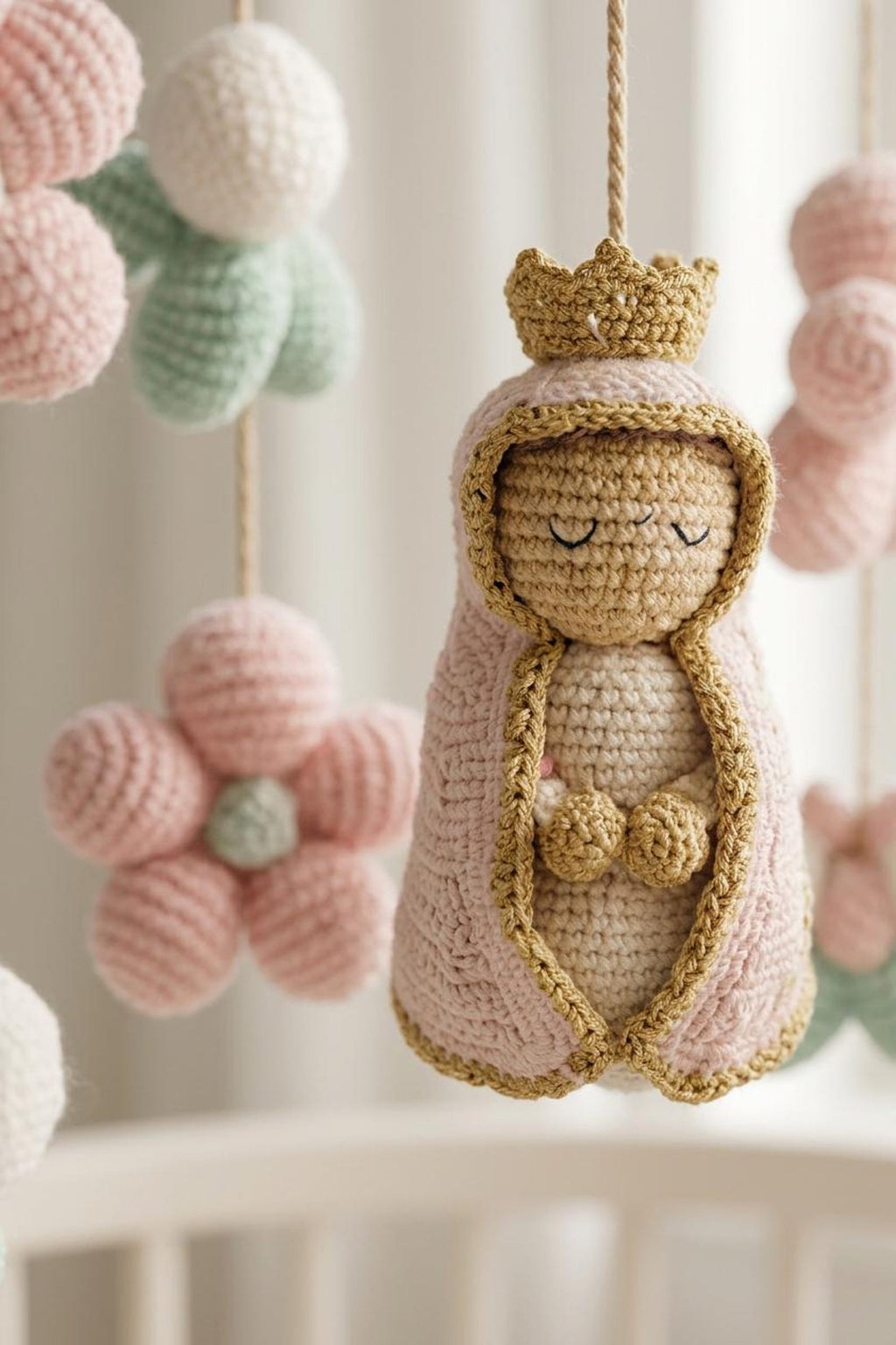 Gehäkeltes Baby-Mobile mit Marienfigur und Blumen – Ansicht 3 – Maschenblüte