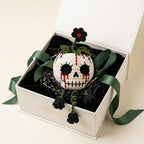 Gehäkelter Gothic-Schädel-Pflanzenanhänger – Ansicht 4 – Maschenblüte