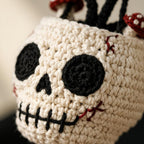Gehäkelter Totenkopf-Pilz-Anhänger – Ansicht 2 – Maschenblüte