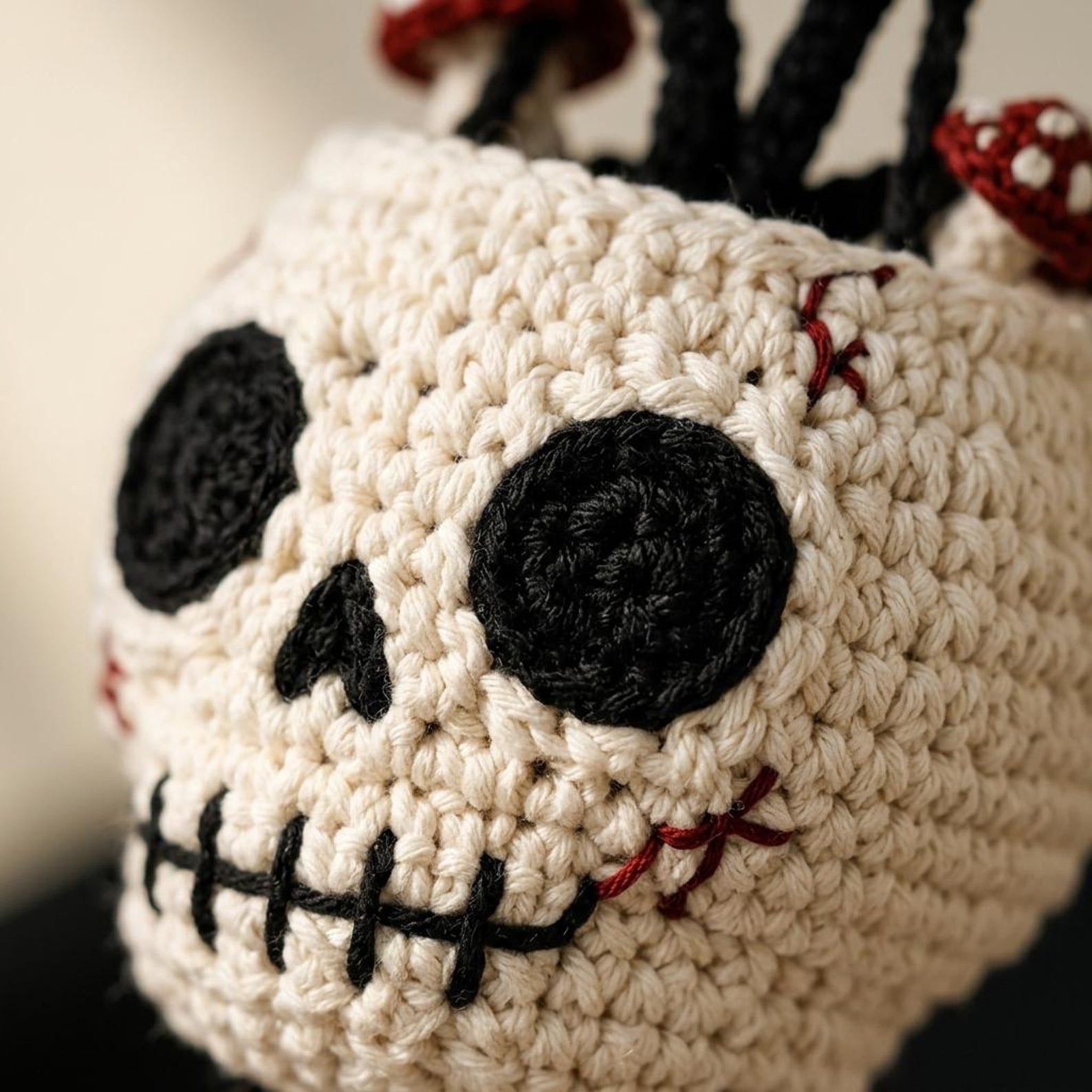 Gehäkelter Totenkopf-Pilz-Anhänger – Ansicht 2 – Maschenblüte