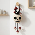 Gehäkelter Totenkopf-Pilz-Anhänger – Ansicht 3 – Maschenblüte