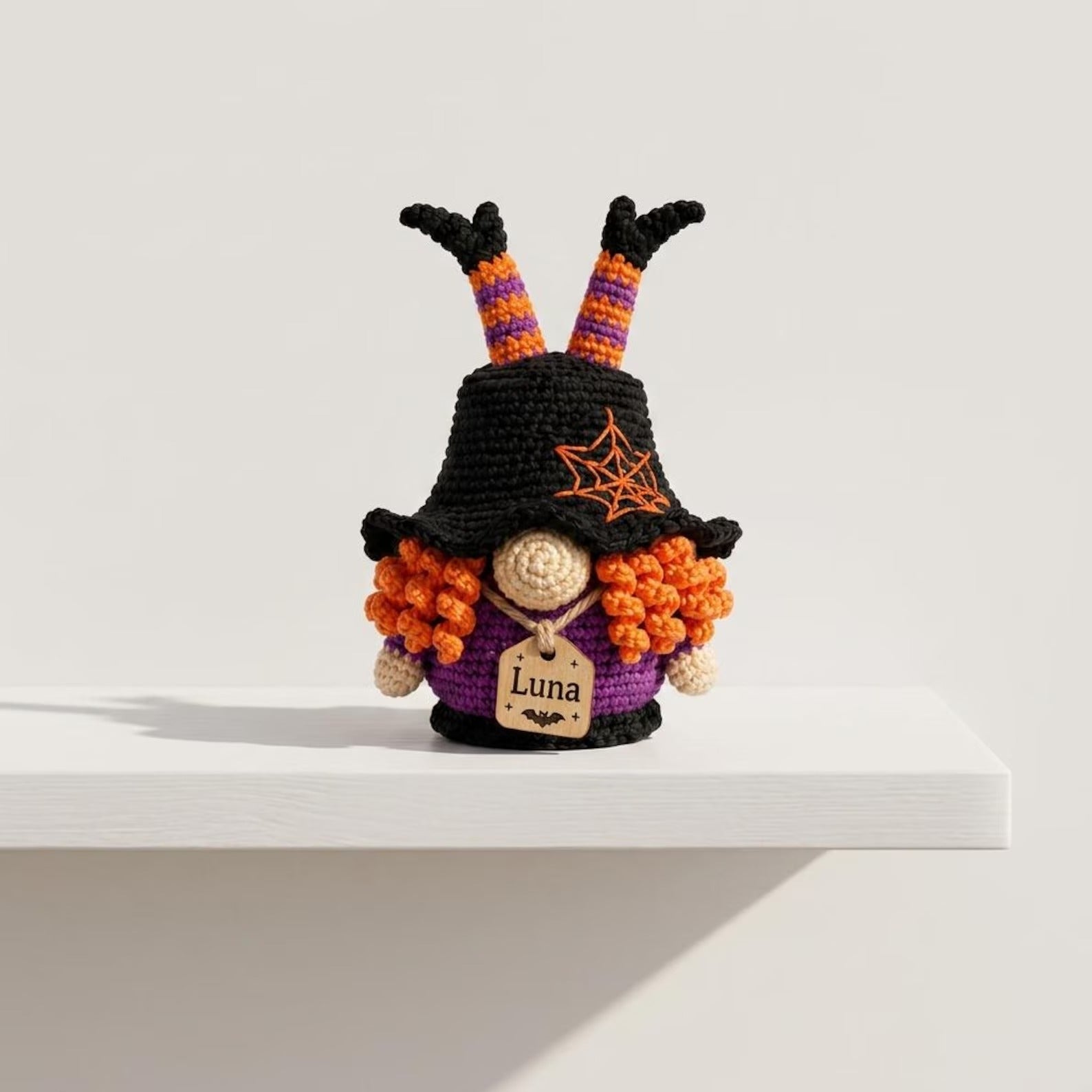Candy Corn Gehäkelter Hexenzwerg, personalisierter Halloween-Plüsch, handgemachtes Herbstdekor, süßes Halloween-Geschenk