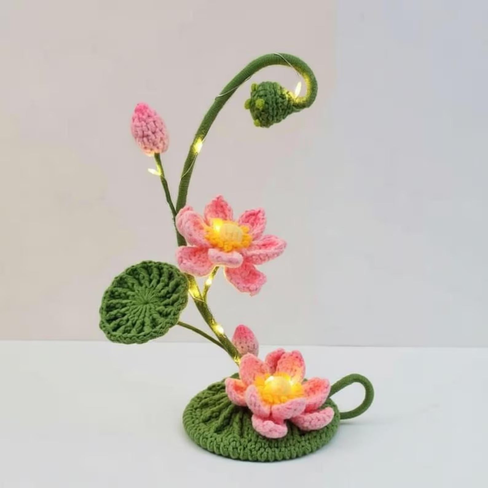 Gehäkelte Lotusblumenlampe, rosa Blumen-Schreibtisch-Nachtlicht, Lichterkette, Sockel aus Buchenholz