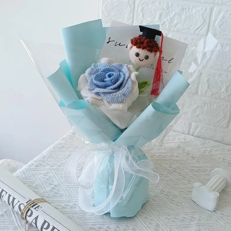 Gehäkelter Abschlussstrauß – handgemachtes Geschenk für die Klasse 2026 mit individueller Absolventenpuppe und Blumen