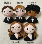 Gehäkelter Abschlussstrauß mit individueller Amigurumi-Puppe, handgemachtes Blumen-Andenken-Geschenk