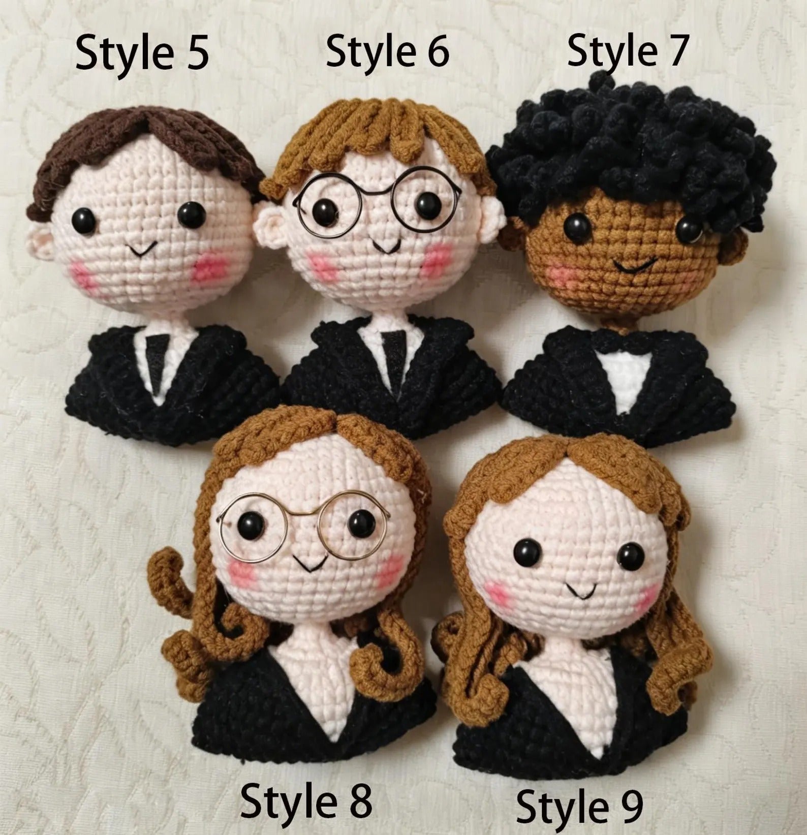 Gehäkelter Abschlussstrauß mit individueller Amigurumi-Puppe, handgemachtes Blumen-Andenken-Geschenk