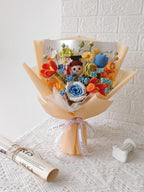 Gehäkelter Abschlussstrauß mit individueller Amigurumi-Puppe, handgemachtes Blumen-Andenken-Geschenk