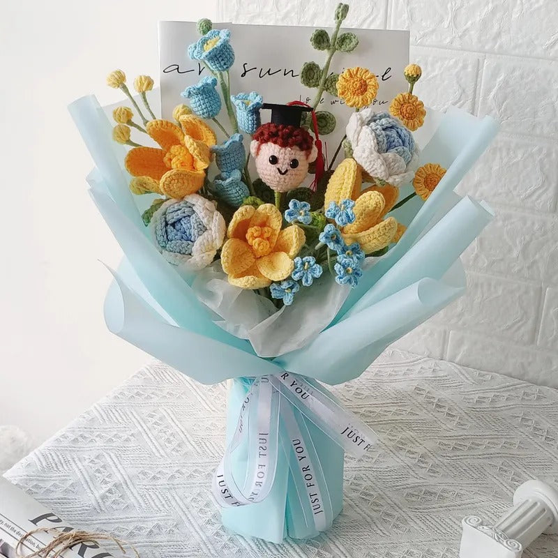 Gehäkelter Abschlussstrauß mit individueller Amigurumi-Puppe, handgemachtes Blumen-Andenken-Geschenk