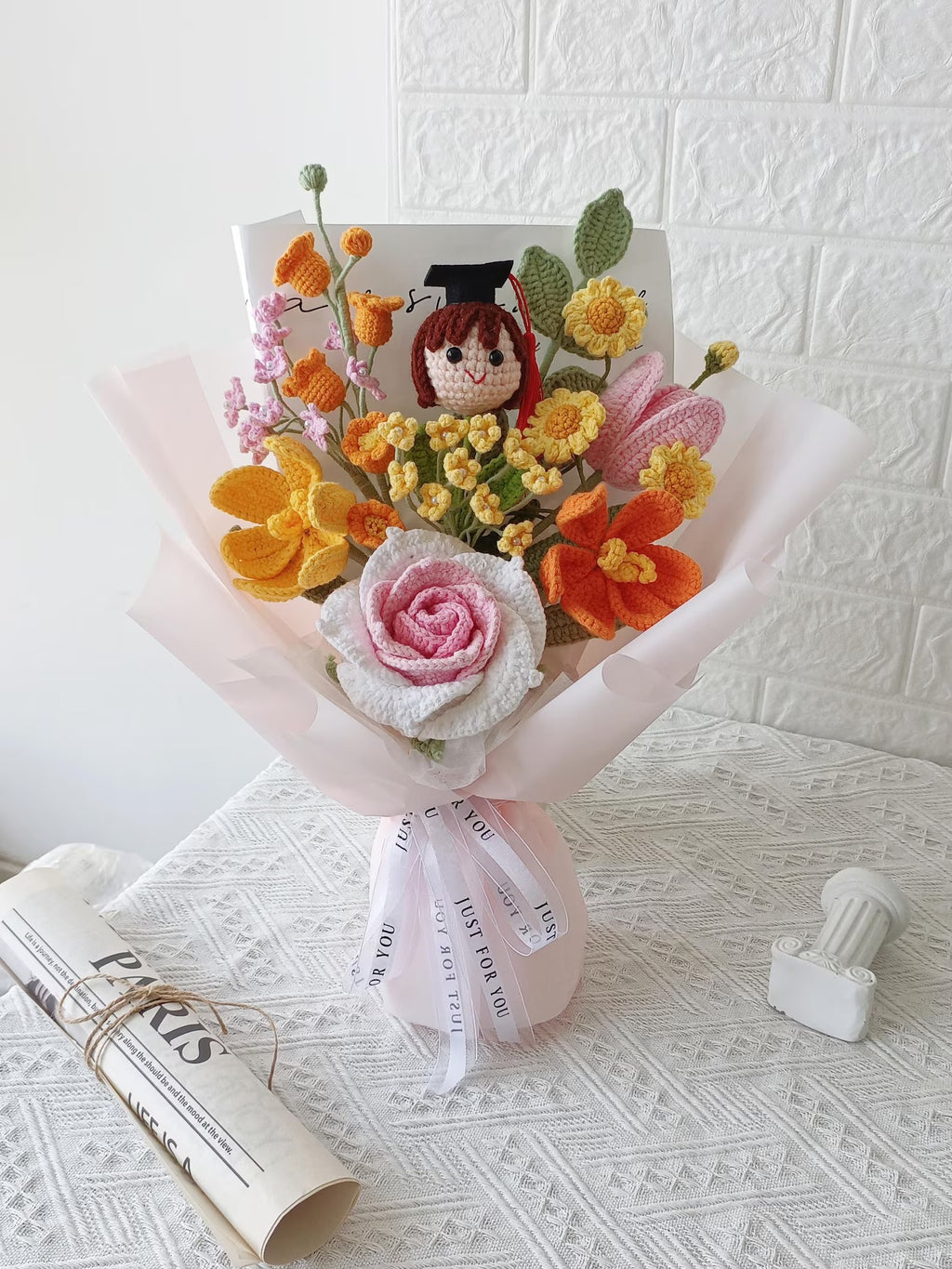 Gehäkelter Abschlussstrauß mit individueller Puppe, handgemachtes Blumengeschenk für Absolventin