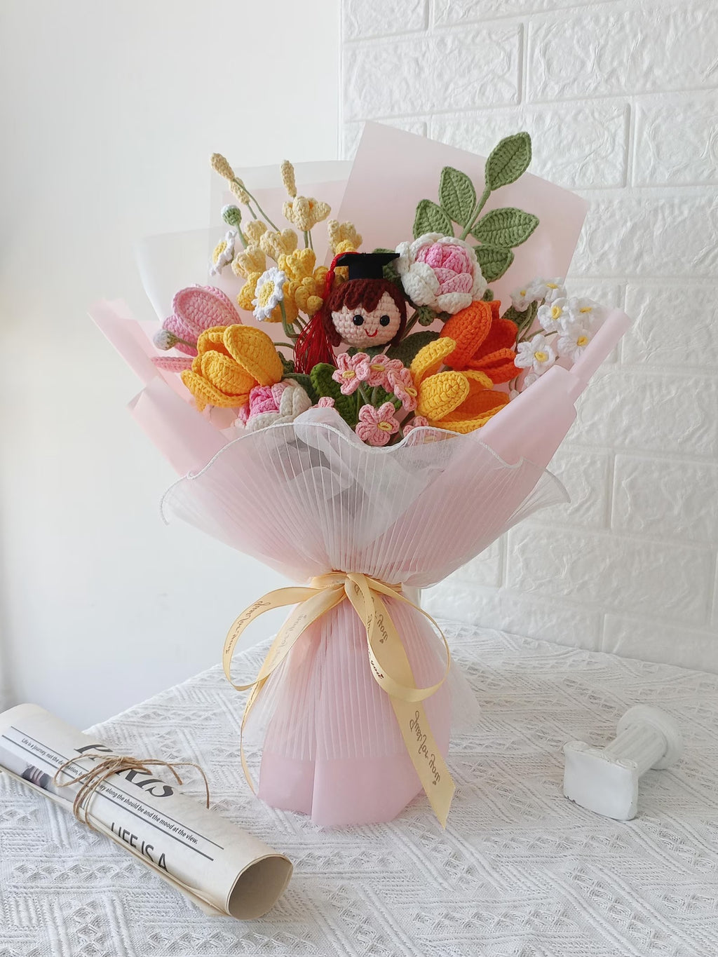 Gehäkelter Abschlussstrauß mit individueller Puppe, handgemachtes Blumengeschenk für Absolventin