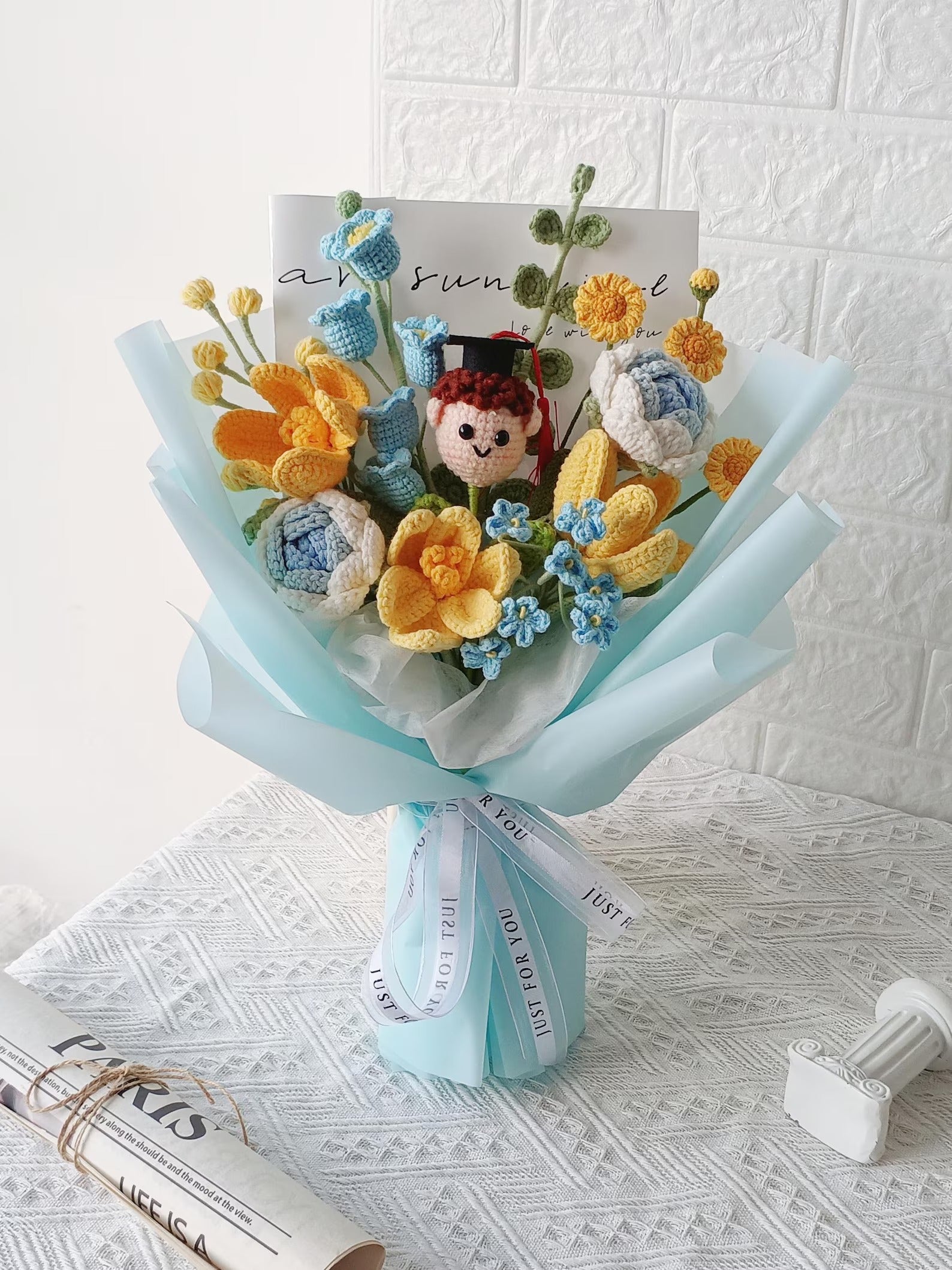Gehäkelter Abschlussstrauß mit individueller Puppe, handgemachtes Blumengeschenk für Absolventin
