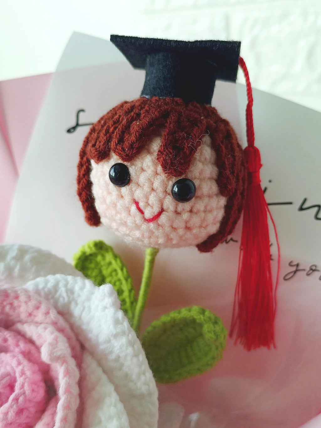 Gehäkelter Abschlussstrauß mit individueller Puppe, handgemachtes Blumengeschenk für Absolventin