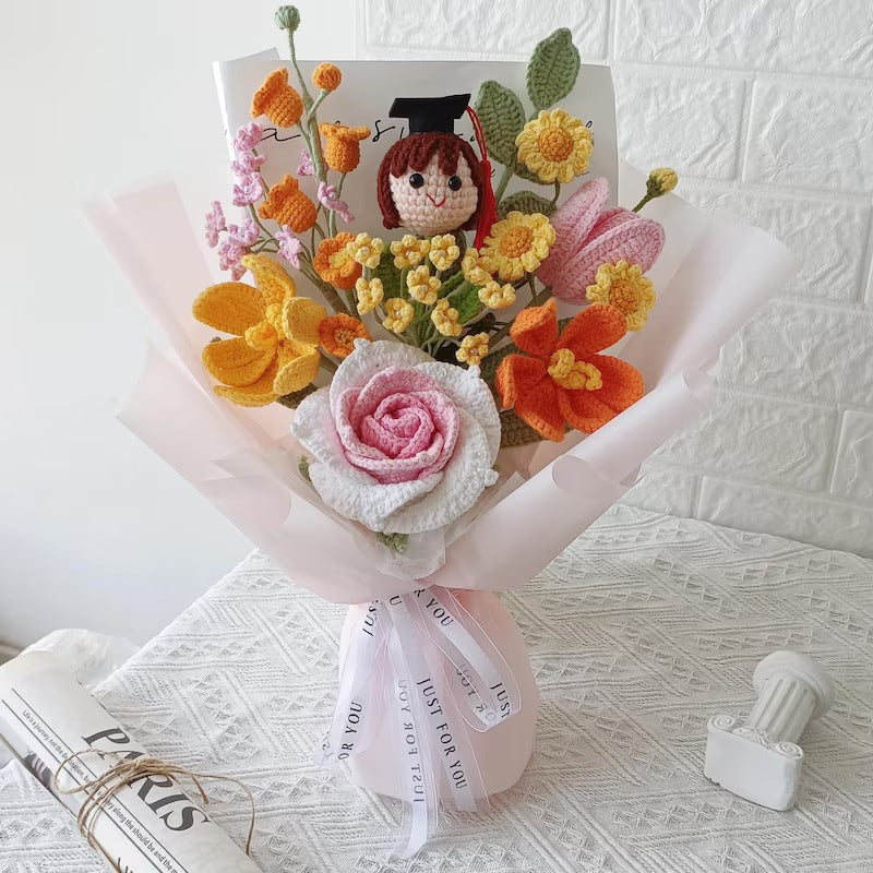 Gehäkelter Abschlussstrauß mit individueller Puppe, handgemachtes Blumengeschenk für Absolventin