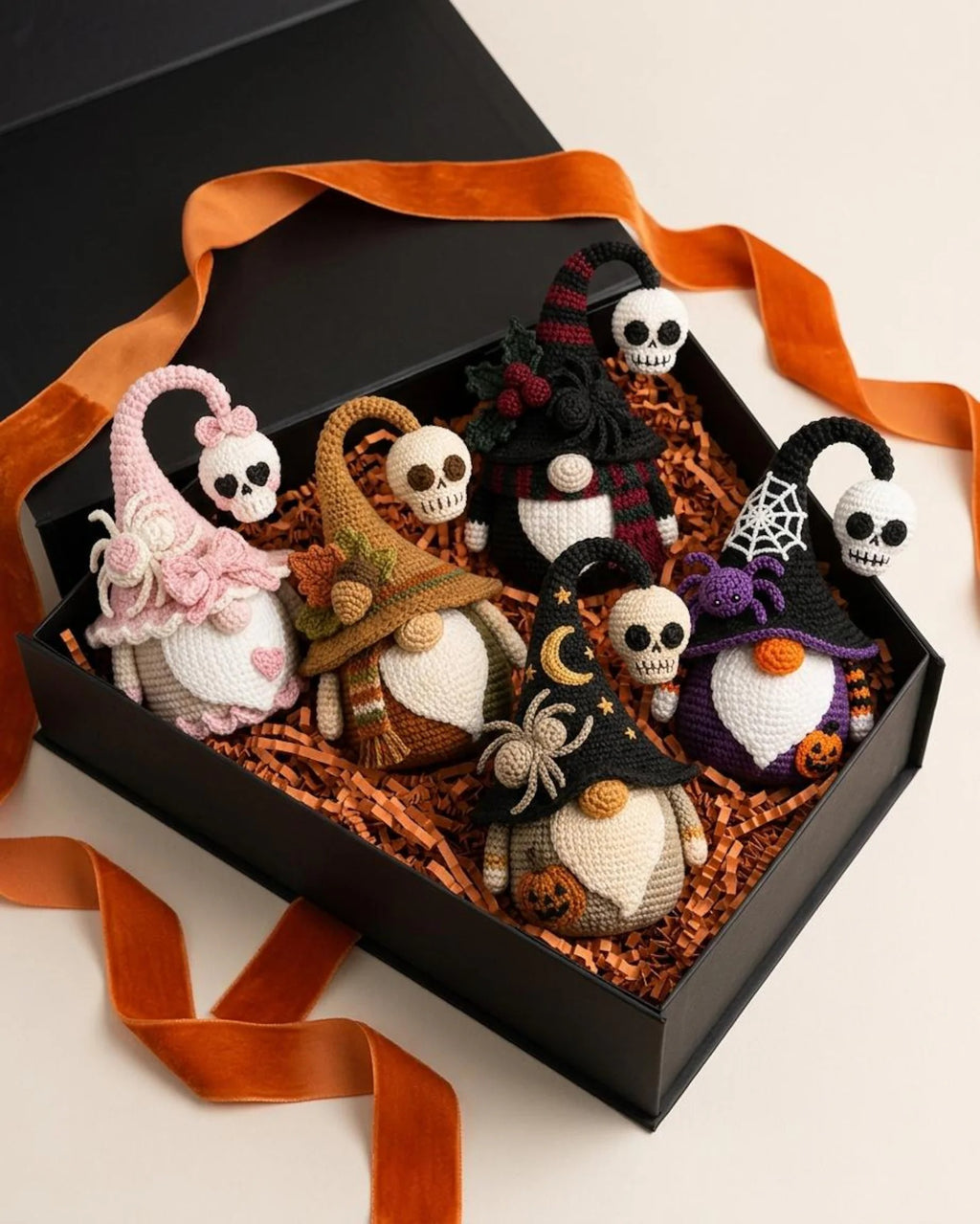 Gehäkelter Hexenwichtel Plüsch, Totenkopfhut Halloween-Zwerg, handgemachtes Gothic-Dekor, gruselige Halloween-Puppe, Geschenk für Hexenliebhaber