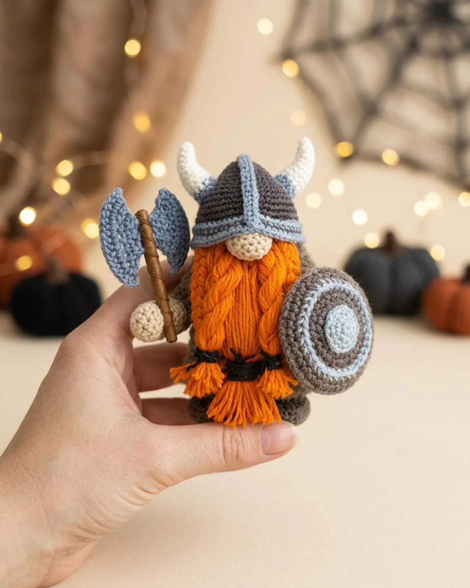 Gehäkelter Wikinger-Zwerg, handgemachter nordischer Krieger-Plüsch, skandinavisches Wikinger-Dekor, nordische Zwergenpuppe, Wikinger-Regal-Dekor, nordische Mythologie-Geschenk
