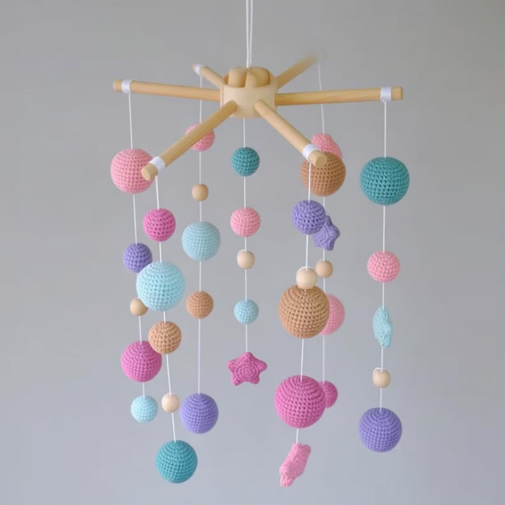 Gehäkeltes Ball- und Stern-Baby-Mobile – Pastellfarbene Kinderzimmerdekoration