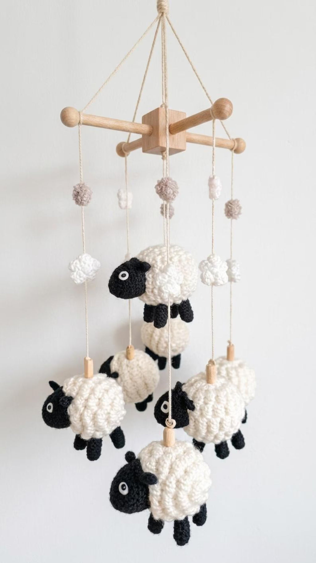 Gehäkeltes Schaf-Mobile, handgemachtes Baby-Mobile fürs Kinderzimmer, süßes Schaf-Dekor, weiche Wolle-Babyzimmer-Geschenk, anpassbar