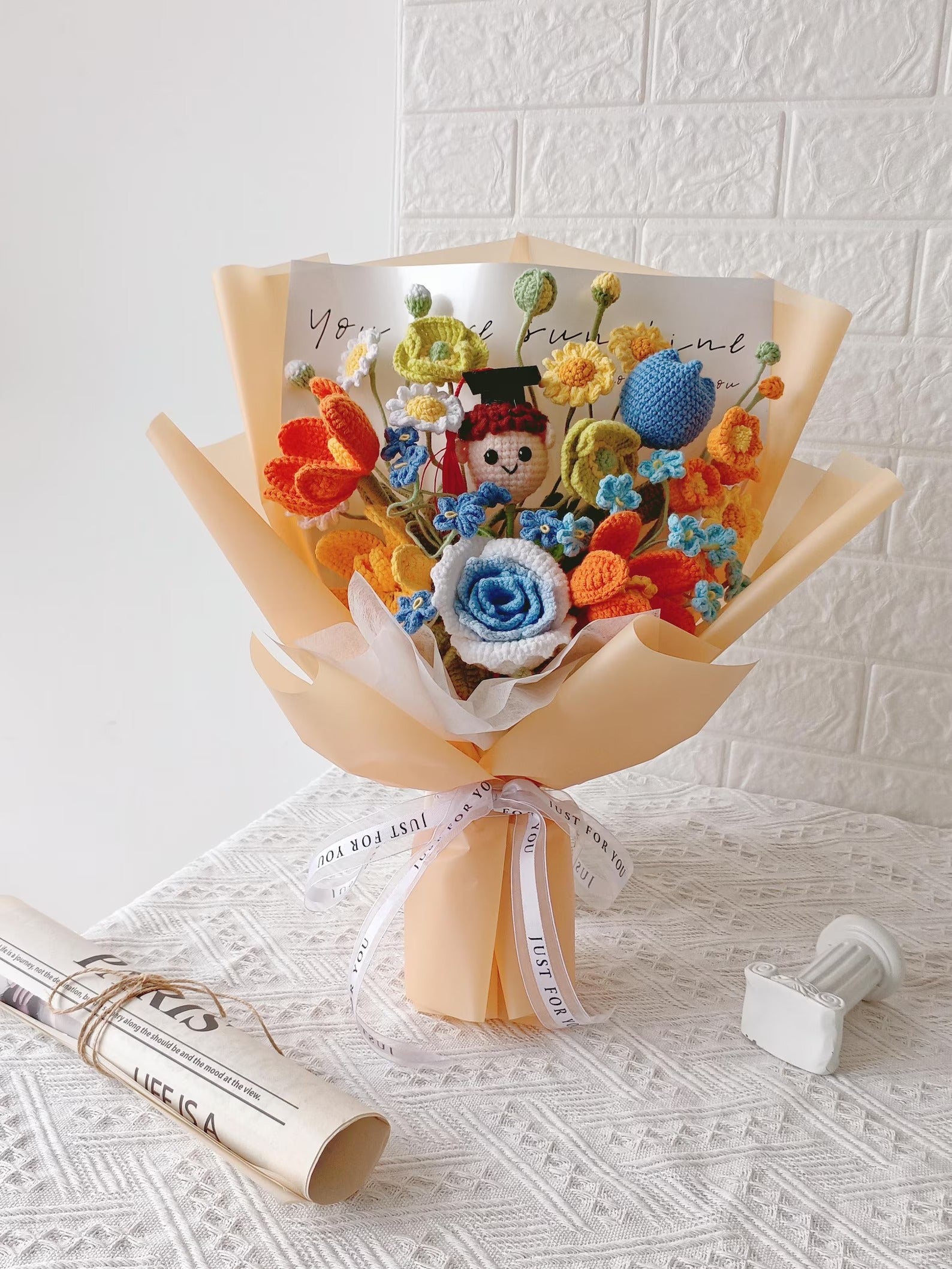 Häkelstrauß zum Abschluss, Amigurumi-Blume mit individueller Puppe, Andenken an die Klasse 2026, handgemachte Blumen für immer, Geschenk für Sie