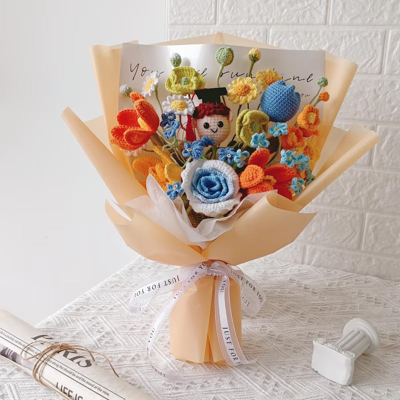 Häkelstrauß zum Abschluss, Amigurumi-Blume mit individueller Puppe, Andenken an die Klasse 2026, handgemachte Blumen für immer, Geschenk für Sie