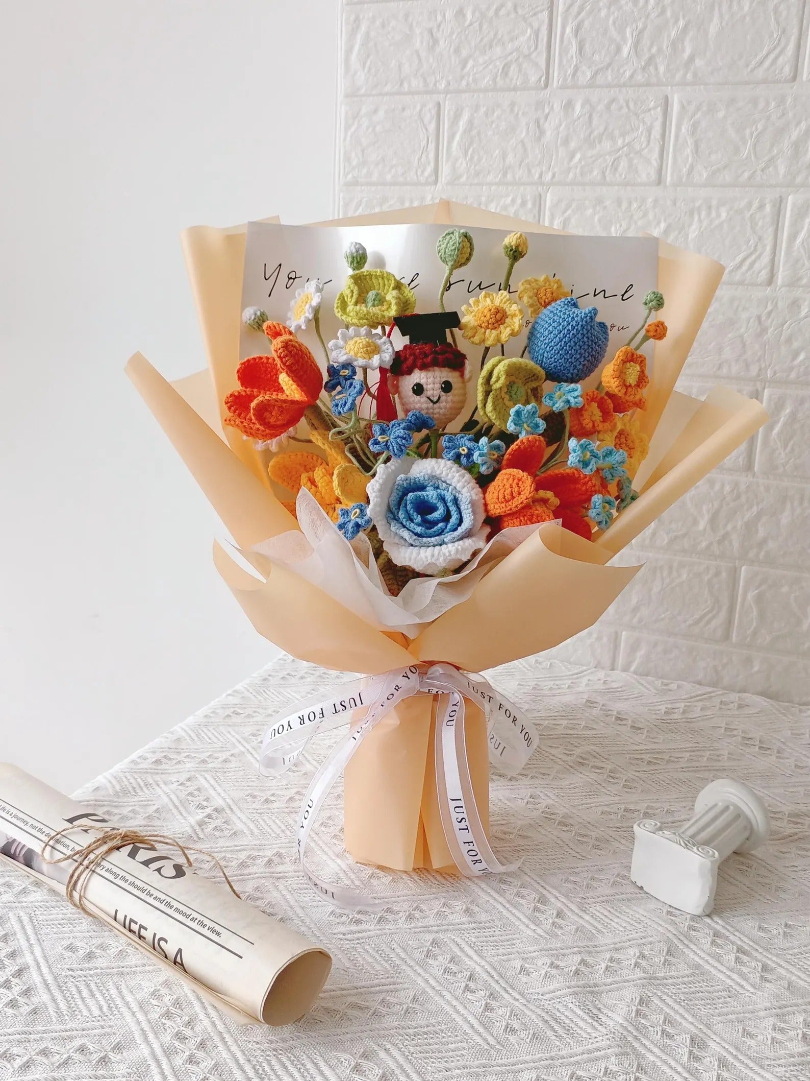 Häkelstrauß zum Abschluss, Amigurumi-Blume mit individueller Puppe, Andenken an die Klasse 2026, handgemachte Blumen für immer, Geschenk für Sie