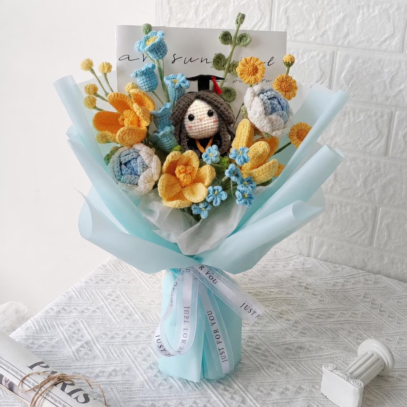 Häkelstrauß zum Abschluss, Amigurumi-Blume mit individueller Puppe, Andenken an die Klasse 2026, handgemachte Blumen für immer, Geschenk für Sie