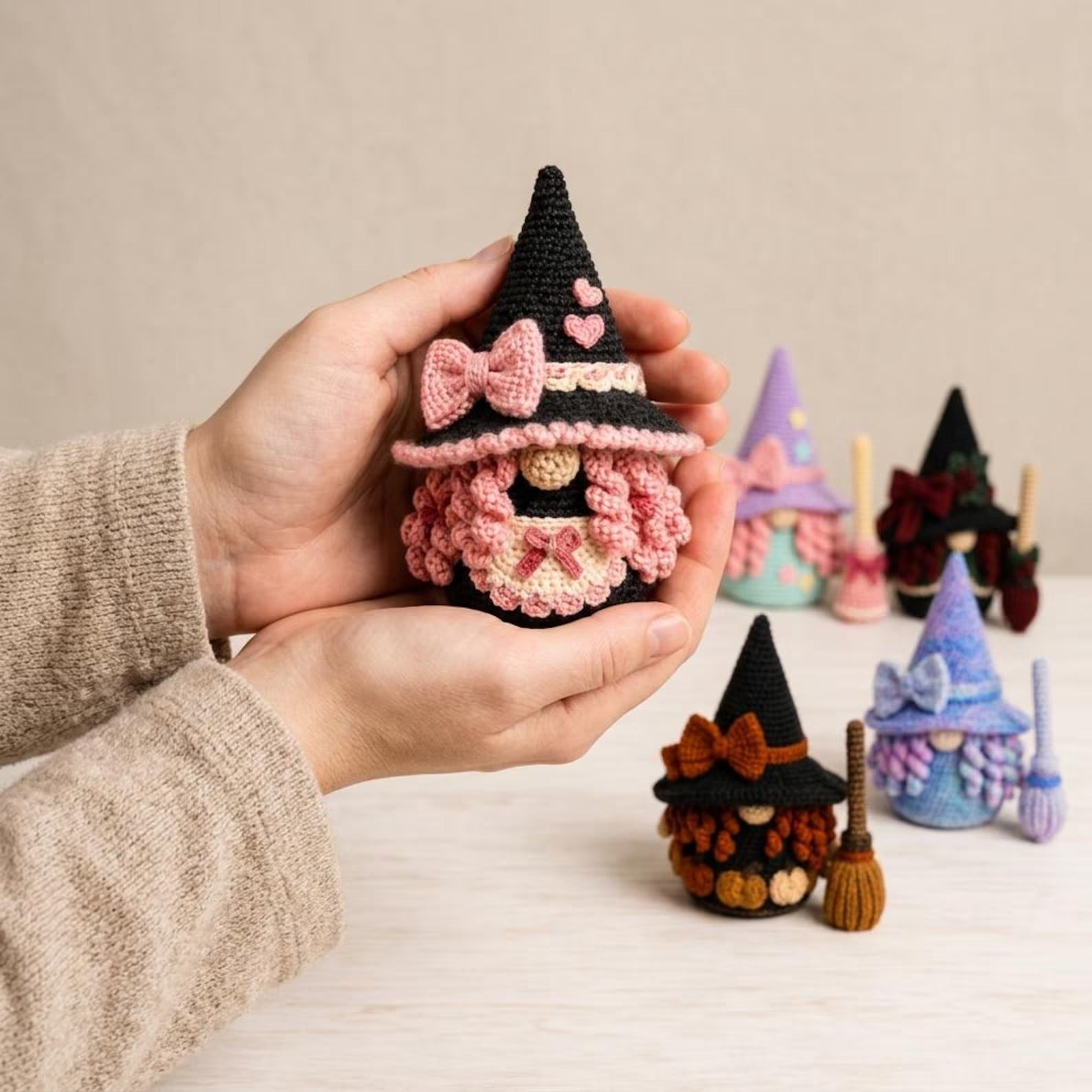 Handgefertigte gehäkelte Hexenpuppe, Halloween-Wichtel-Plüsch, süße Hexendekoration, Hexen-Wohndekoration, Fantasy-Häkelgeschenk