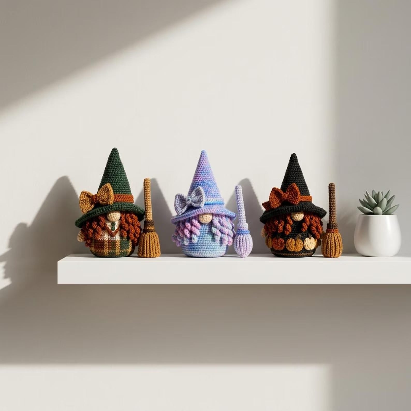 Handgefertigte gehäkelte Hexenpuppe, Halloween-Wichtel-Plüsch, süße Hexendekoration, Hexen-Wohndekoration, Fantasy-Häkelgeschenk