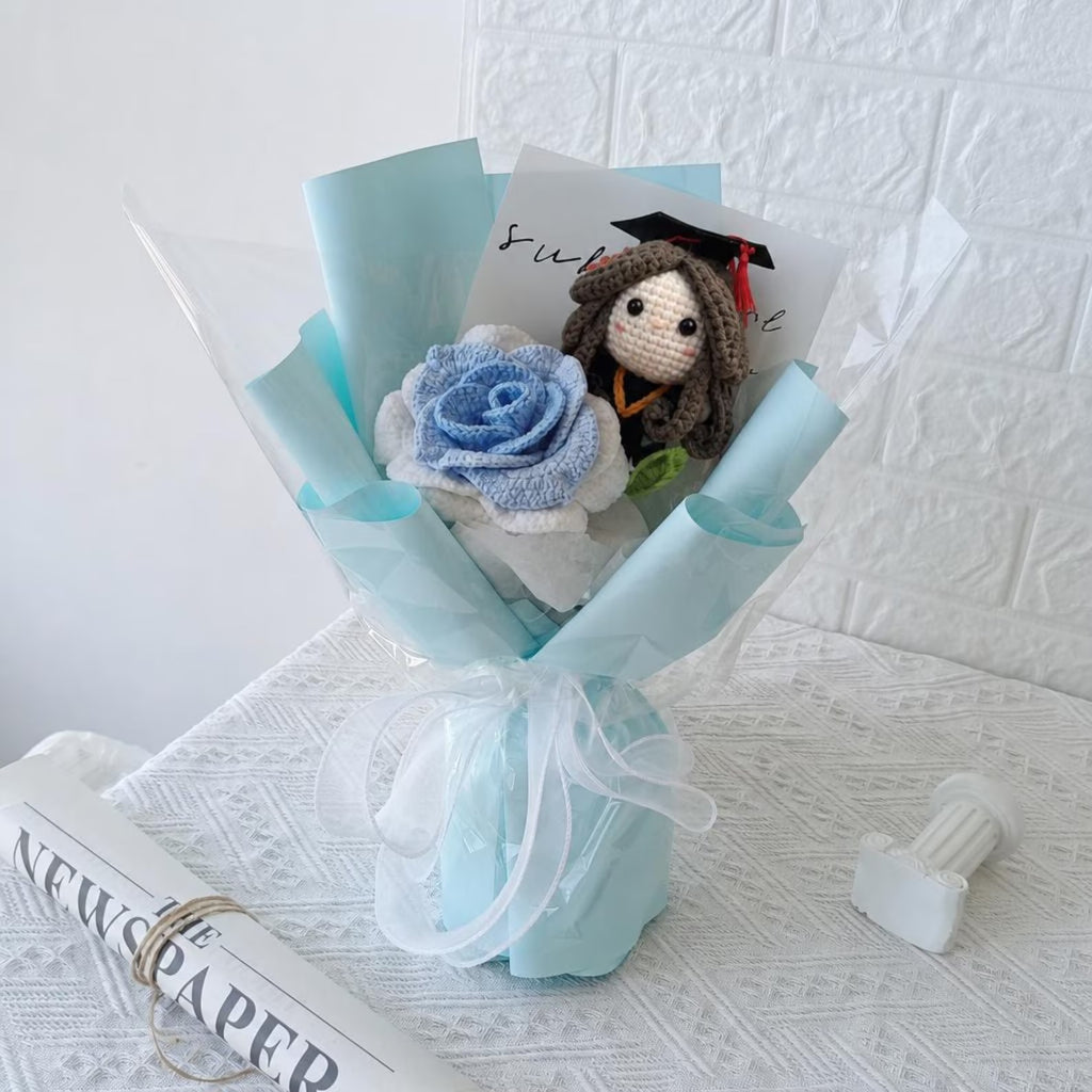 Handgefertigter gehäkelter Lilien-Abschlussstrauß mit individueller Puppe, Abschlussgeschenk der Klasse 2026 für Sie, personalisierte Schulfarben und Quaste