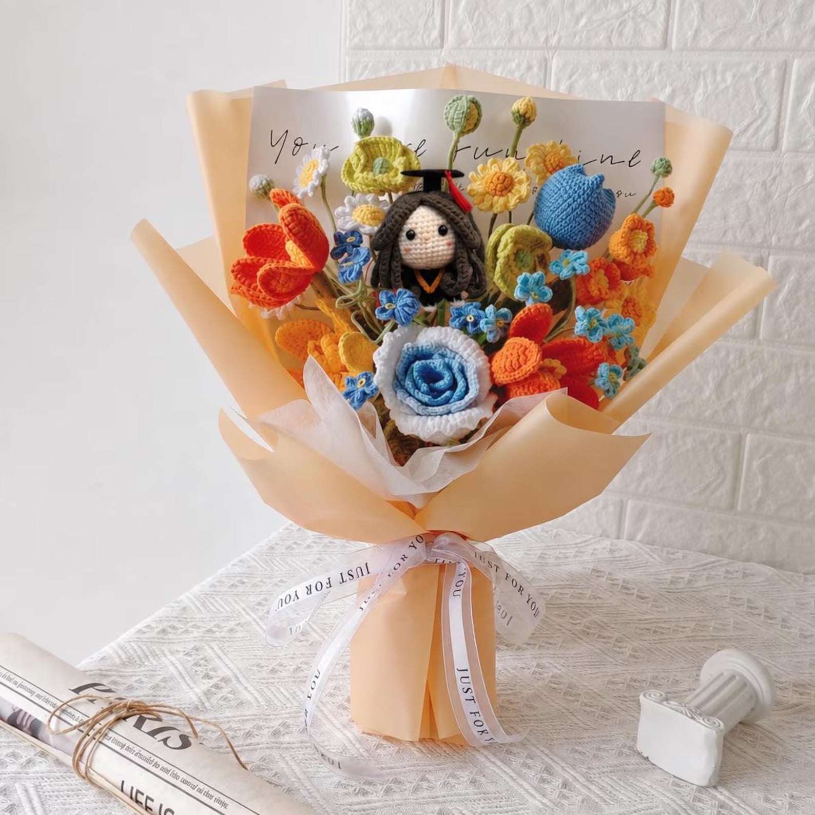 Handgefertigter gehäkelter Lilien-Abschlussstrauß mit individueller Puppe, Abschlussgeschenk der Klasse 2026 für Sie, personalisierte Schulfarben und Quaste