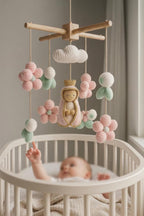 Handgefertigtes gehäkeltes Blumen-Mobile der Jungfrau Maria, Prinzessinnen-Puppe-Kinderzimmer-Dekor, personalisiertes Babyzimmer-Geschenk