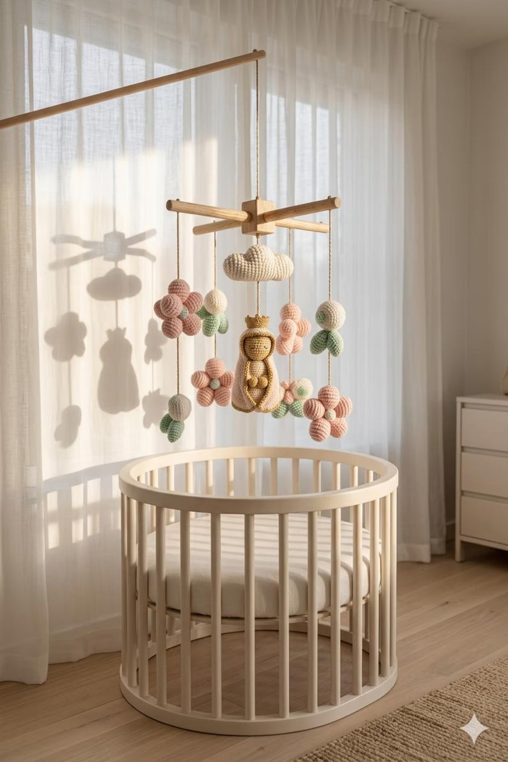 Handgefertigtes gehäkeltes Blumen-Mobile der Jungfrau Maria, Prinzessinnen-Puppe-Kinderzimmer-Dekor, personalisiertes Babyzimmer-Geschenk