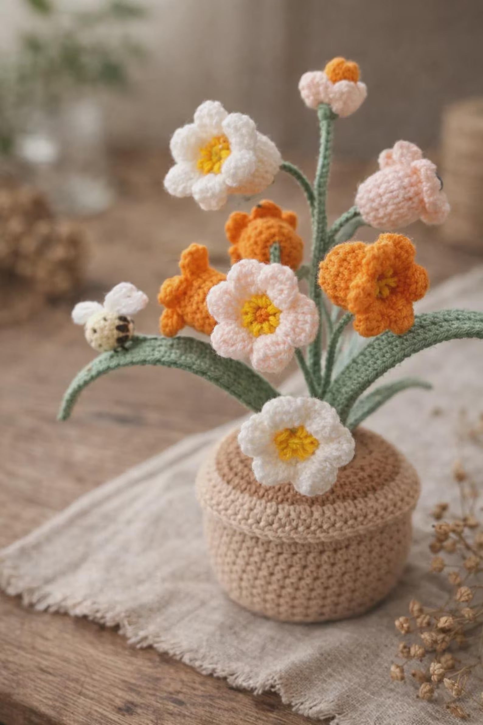 Handgefertigtes Gehäkeltes Lilien-Blumentopf-Dekor, Gehäkeltes Blumenarrangement, Amigurumi-Pflanzengeschenk, Schreibtischdekoration, süßes Wohndekor