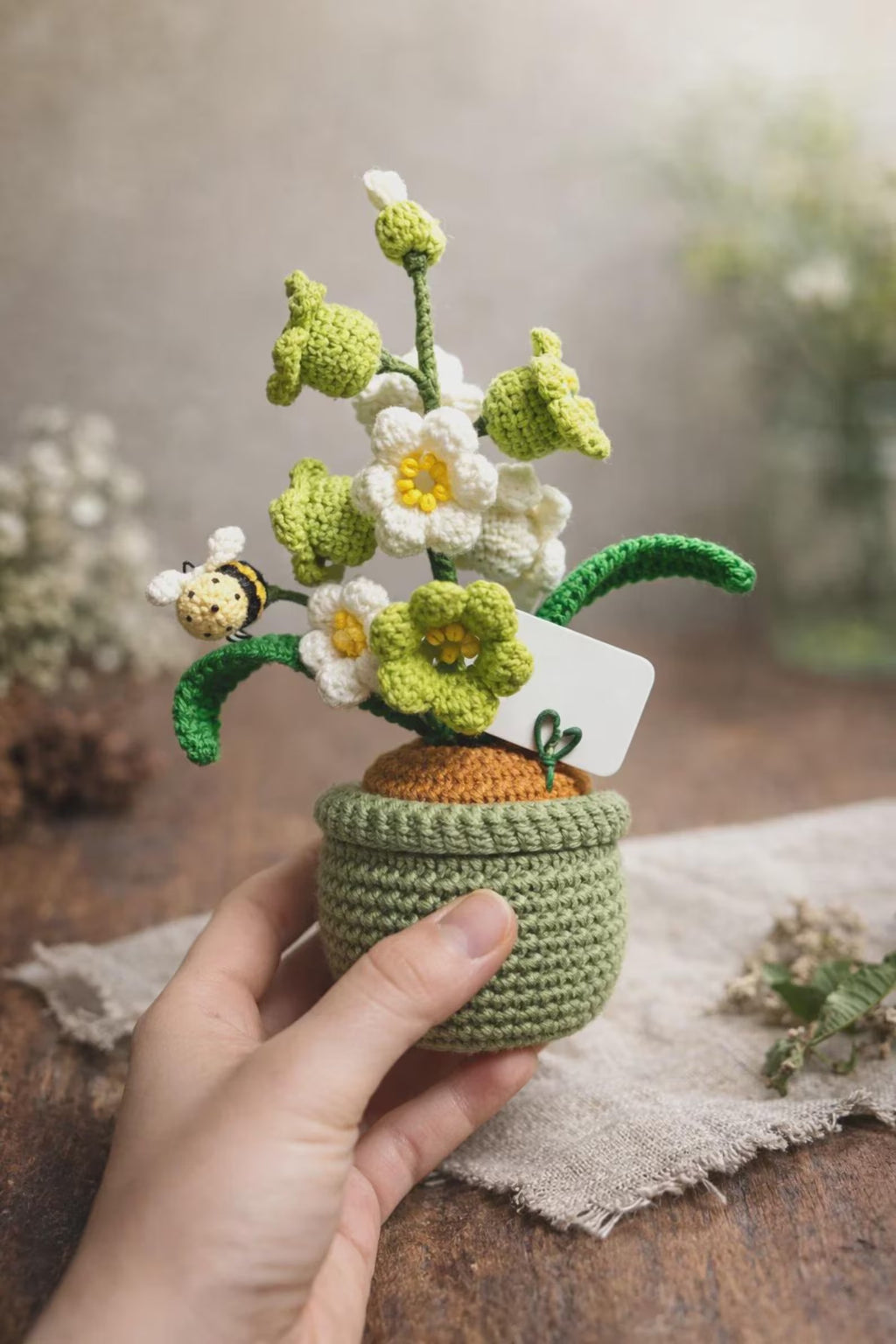 Handgefertigtes Gehäkeltes Lilien-Blumentopf-Dekor, Gehäkeltes Blumenarrangement, Amigurumi-Pflanzengeschenk, Schreibtischdekoration, süßes Wohndekor
