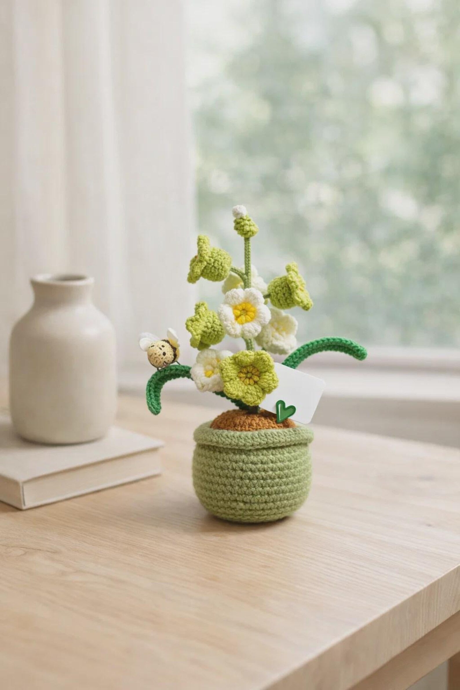 Handgefertigtes Gehäkeltes Lilien-Blumentopf-Dekor, Gehäkeltes Blumenarrangement, Amigurumi-Pflanzengeschenk, Schreibtischdekoration, süßes Wohndekor