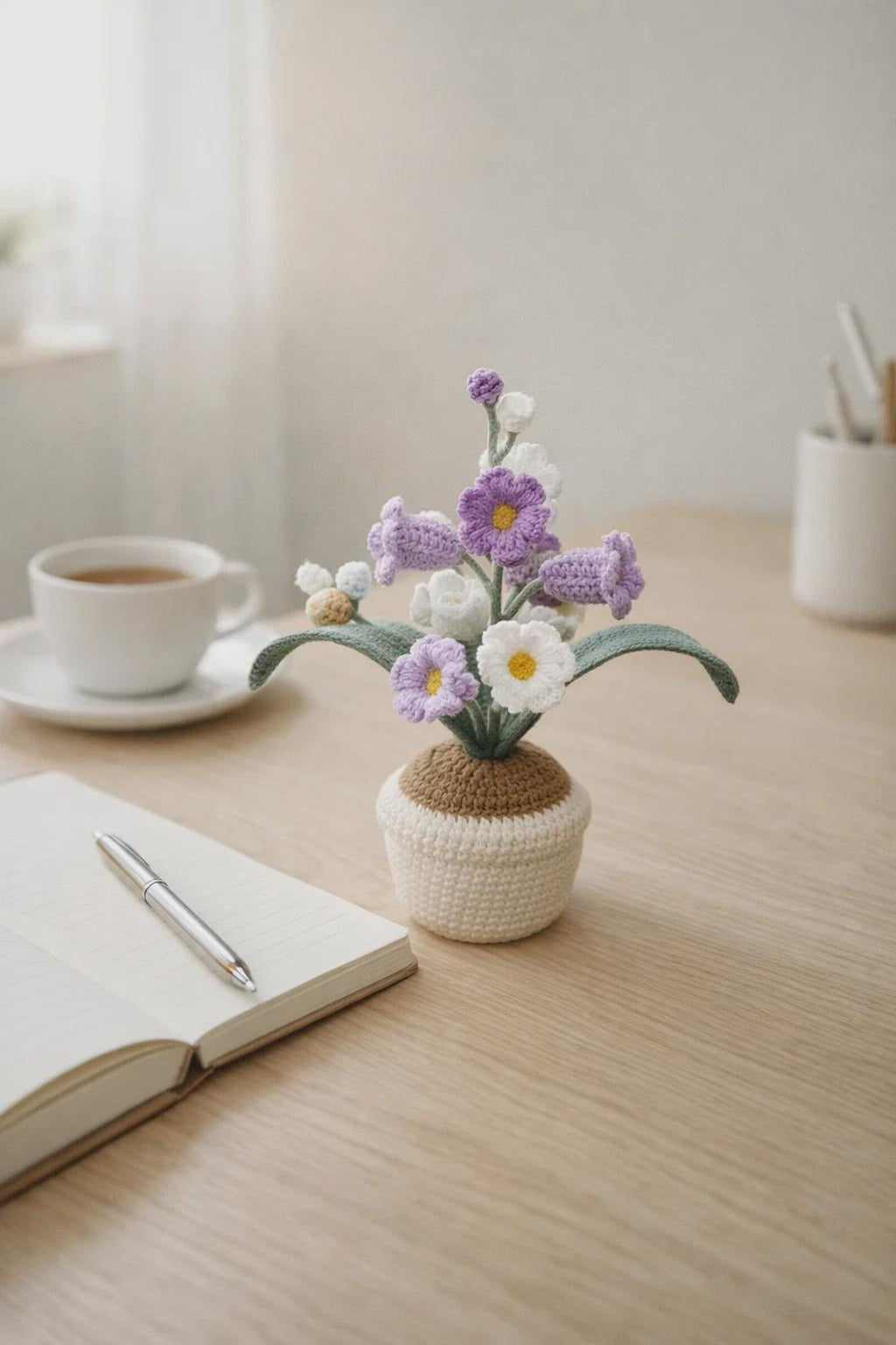 Handgefertigtes Gehäkeltes Lilien-Blumentopf-Dekor, Gehäkeltes Blumenarrangement, Amigurumi-Pflanzengeschenk, Schreibtischdekoration, süßes Wohndekor