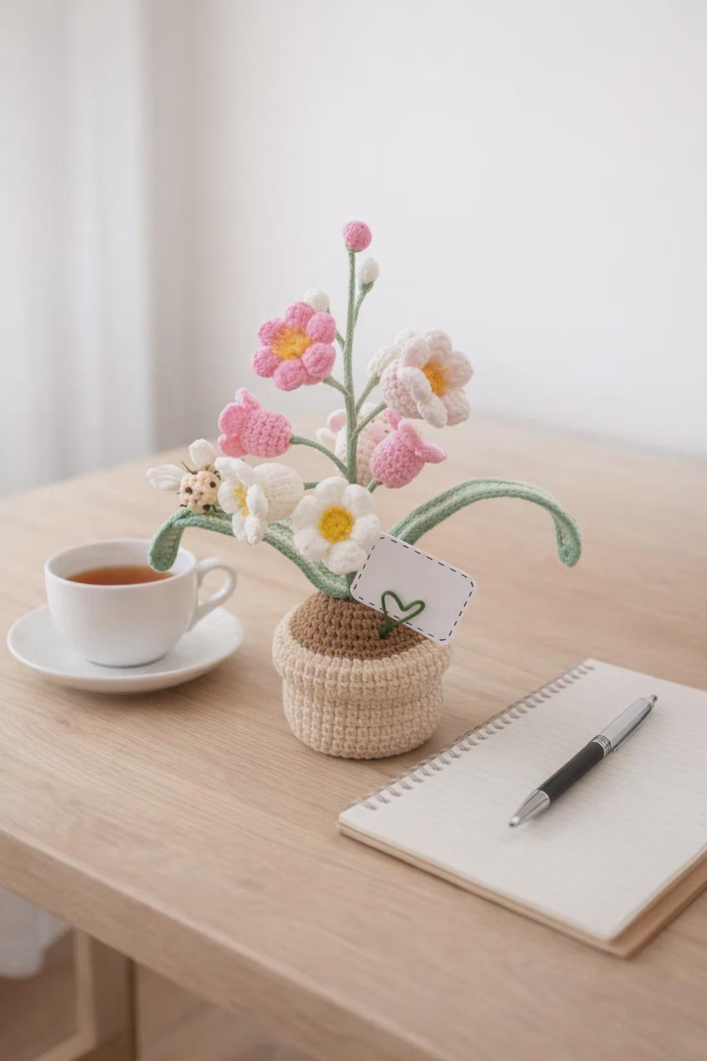 Handgefertigtes Gehäkeltes Lilien-Blumentopf-Dekor, Gehäkeltes Blumenarrangement, Amigurumi-Pflanzengeschenk, Schreibtischdekoration, süßes Wohndekor