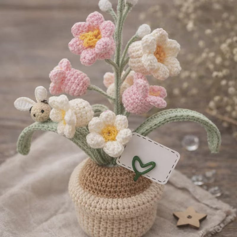 Handgefertigtes Gehäkeltes Lilien-Blumentopf-Dekor, Gehäkeltes Blumenarrangement, Amigurumi-Pflanzengeschenk, Schreibtischdekoration, süßes Wohndekor
