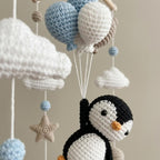 Handgefertigtes gehäkeltes Pinguin-Baby-Mobile, Wolke und Stern-Kinderzimmer-Mobile, personalisiertes Babydekor, Pinguin-Amigurumi-Mobile